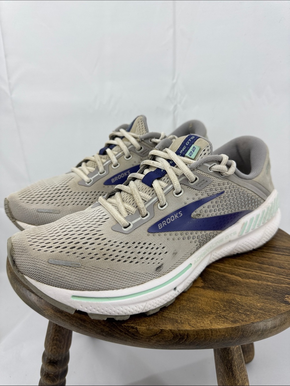 Brooks Womens Adrenaline GTS 22 Gray Running Shoes, sz 8